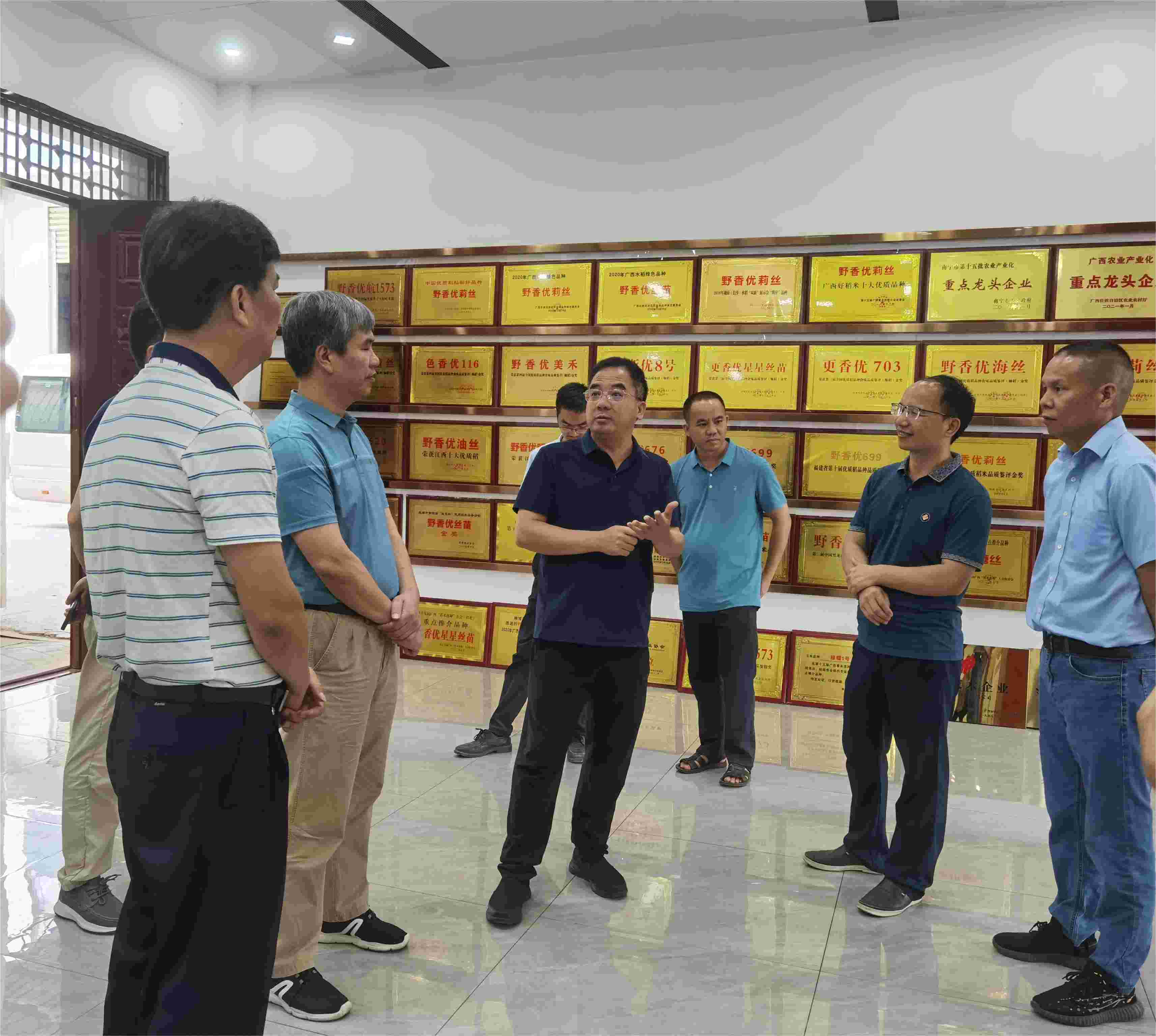 南寧市政協(xié)副主席梁平江率隊(duì)到公司調(diào)研